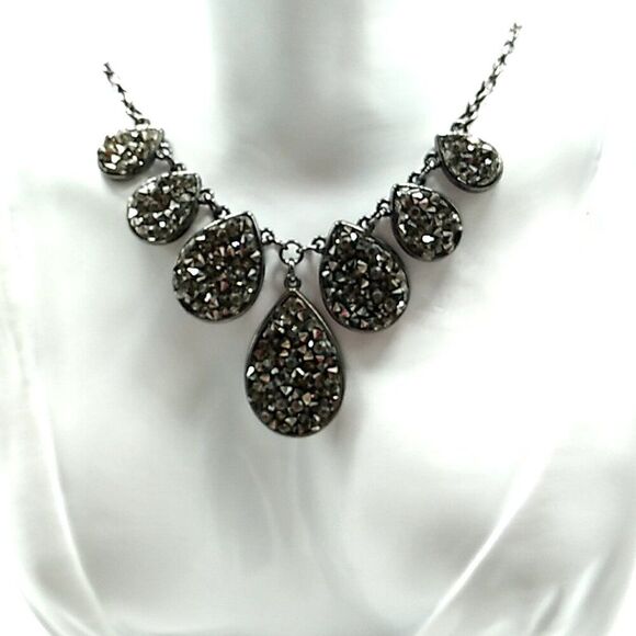 Charming Charlie Black Stone Bib Necklace On Black Gunmetal Chain - Picture 2 of 13